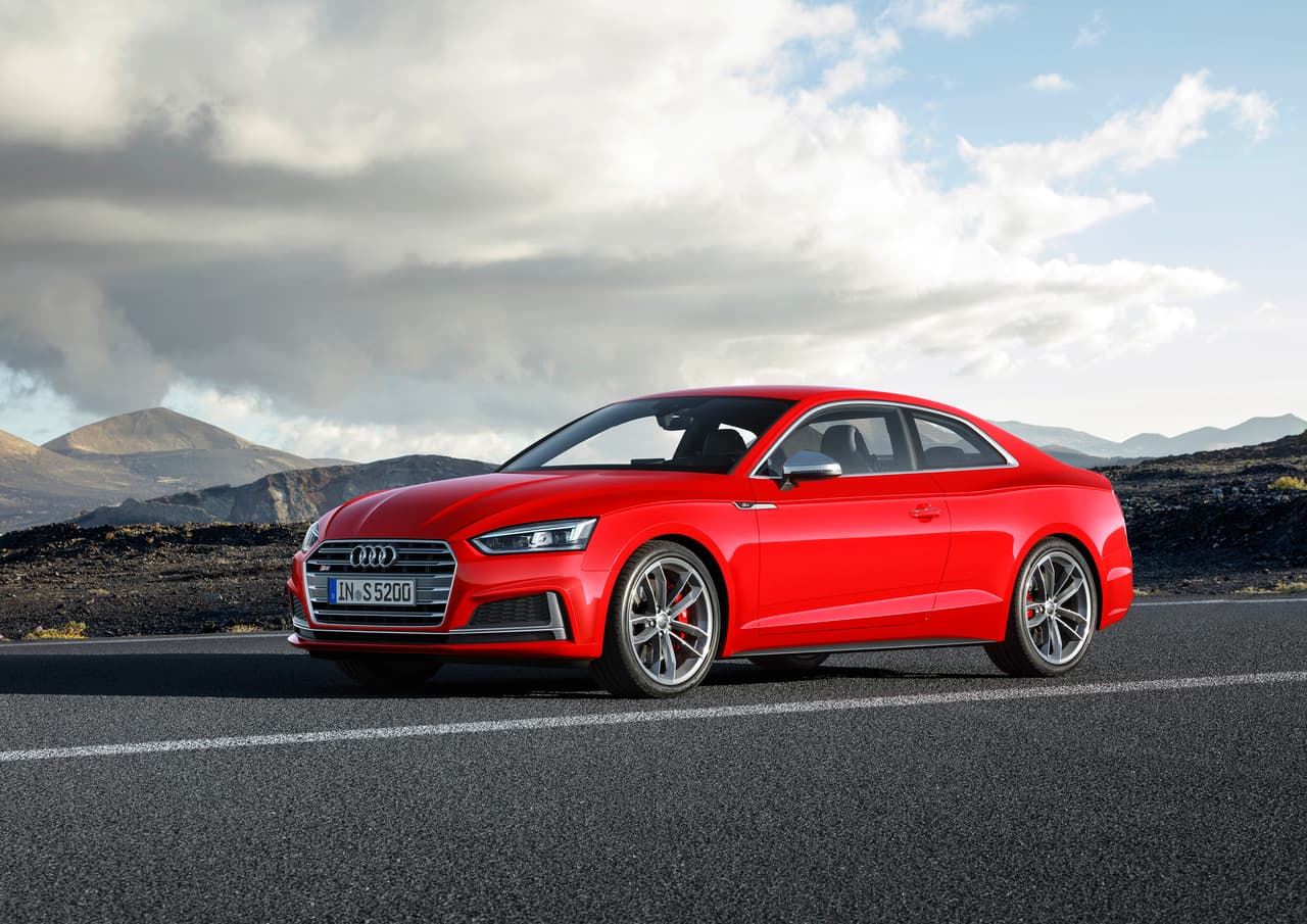 El Audi S5 Coupé 2017 comunica potencia y deportividad, gracias, entre otros atributos, a su motor TFSI de 3.0 litros y 6 cilindros con super cargador,capaz de entregar 354 caballos de fuerza.