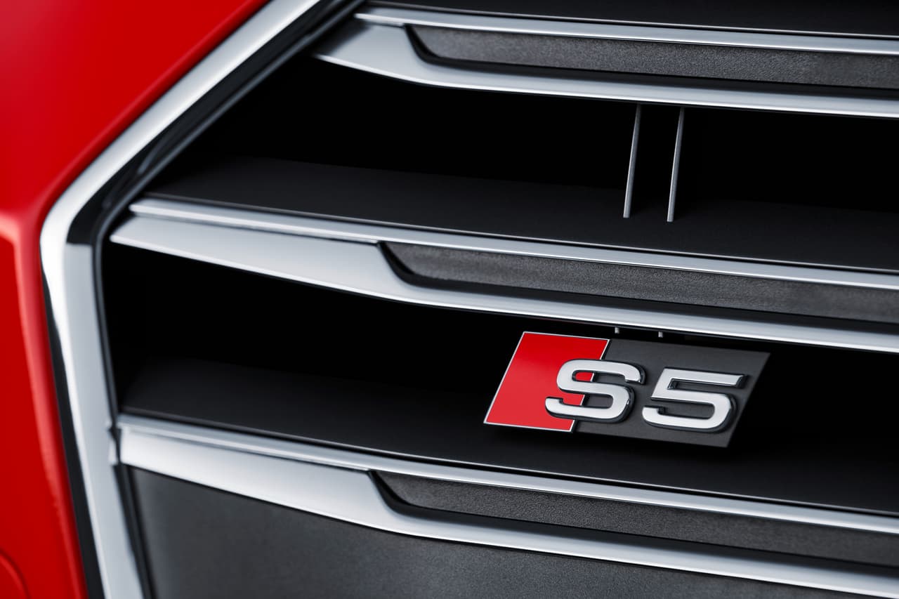 El Audi S5 2017, el más deportivo de la dupla, puede acelerar de 0 a 62 mph en 4.7 segundos.