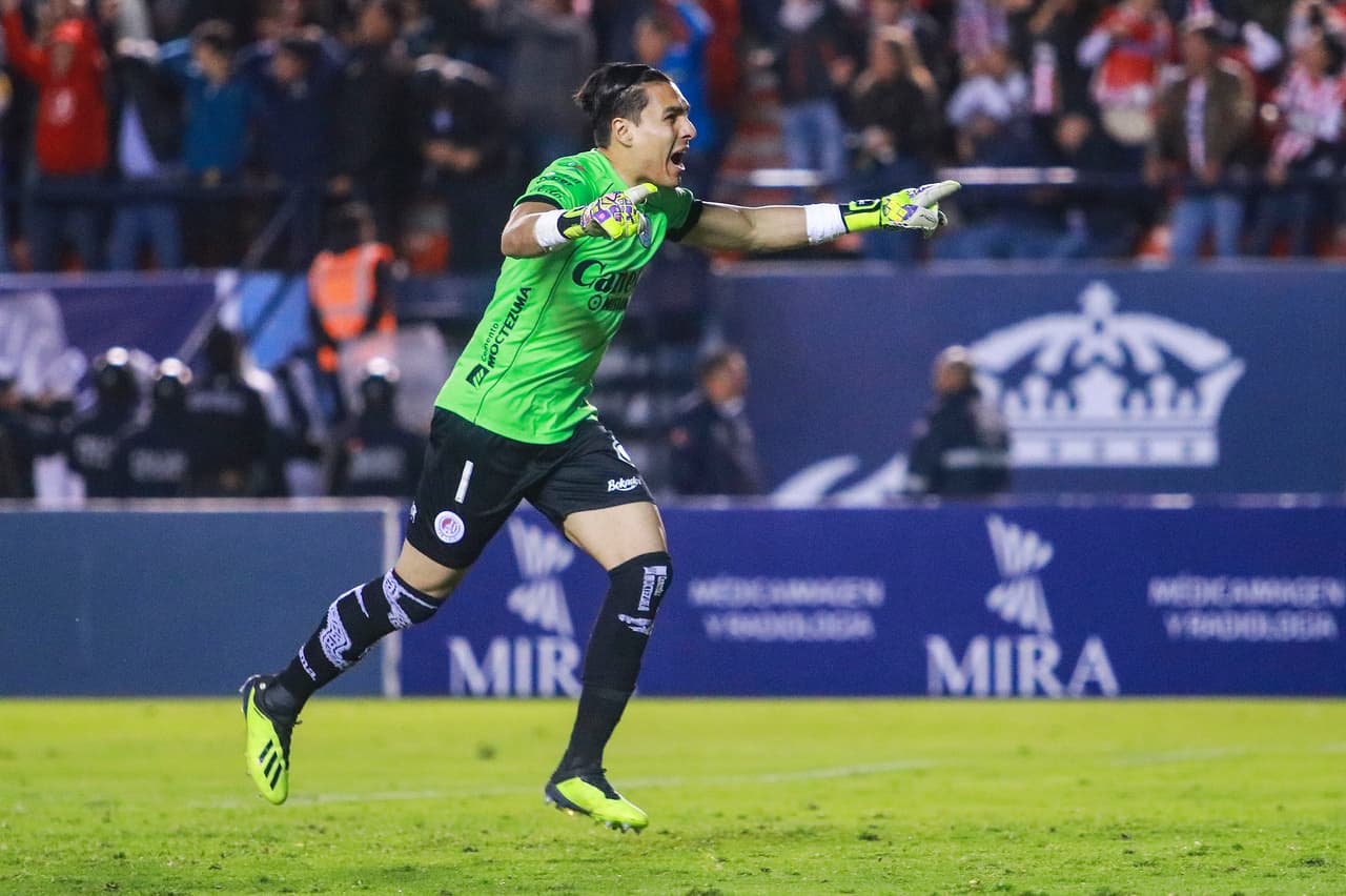Y lo improbable: Ian González, con remate de cabeza en el corazón del área, empató 3-3 en el global el partido ante un enloquecido, eufórico Estadio Alfonson Lastras.