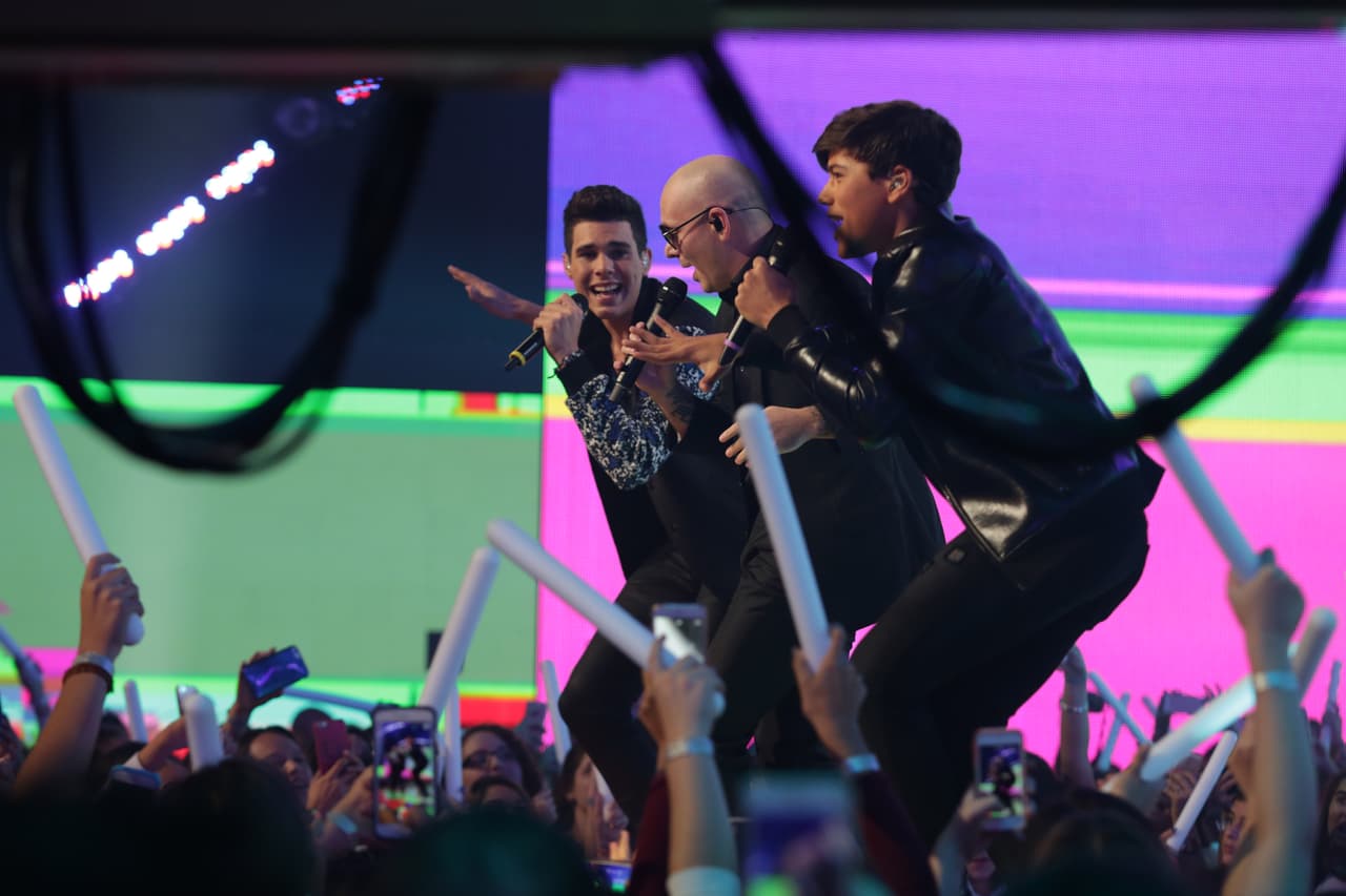 Una noche digna de finales. Pitbull, Fifth Harmony, Wisín, los jueces cantaron y ya tenemos banda. Además, las emociones estuvieron a flor de piel con sorpresas, eliminaciones y estrenos.