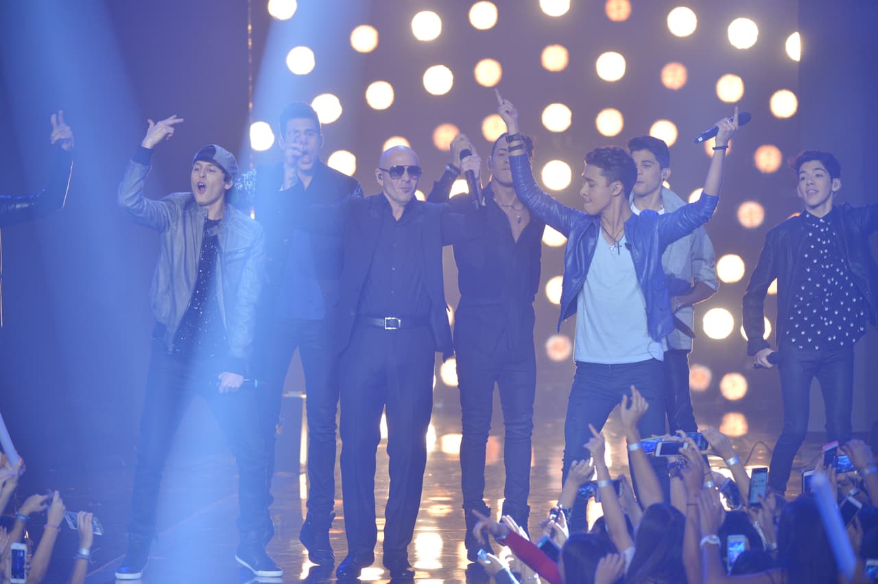 Una noche digna de finales. Pitbull, Fifth Harmony, Wisín, los jueces cantaron y ya tenemos banda. Además, las emociones estuvieron a flor de piel con sorpresas, eliminaciones y estrenos.