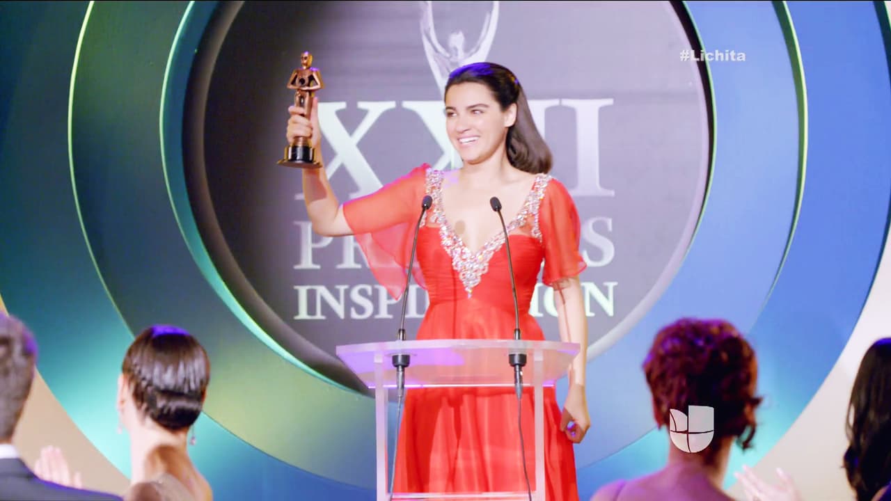 En Antes Muerta Que Lichita, Alicia se convirtió en la estrella de la noche de los Premios Inspiración, pues don Augusto también anunció su boda con Alex.
