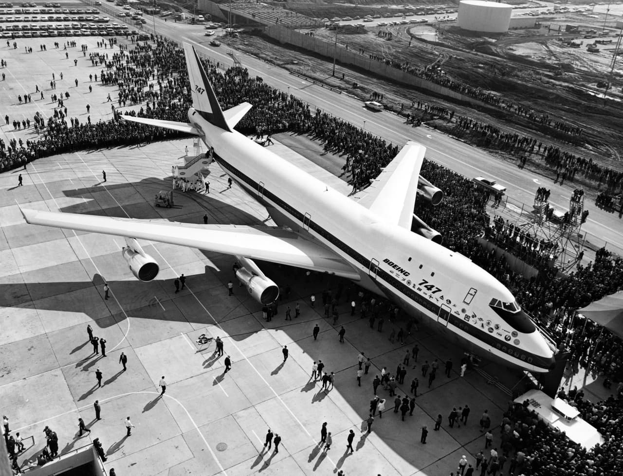 El primer Boeing 747 el 30 septiembre de 1968.
<br>
<br>Fue la aeronave de pasajeros más grande de la historia durante más de 30 años, un título que perdió a mediados de la década de 2000 con la llegada del Airbus A380.