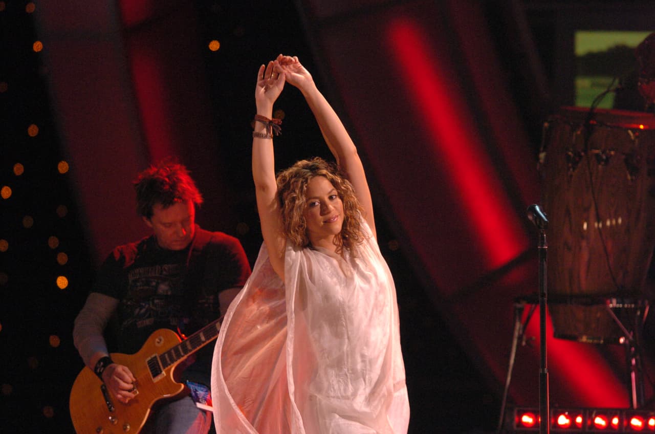 Acto seguido, su compatriota, Shakira subió al escenario y cantó 'Día de enero', sencillo de su éxitoso disco 'Fijación Oral Vol.1'. Este disco debutó en el número 4 de Billboard Estados Unidos, posición récord de un disco en español.