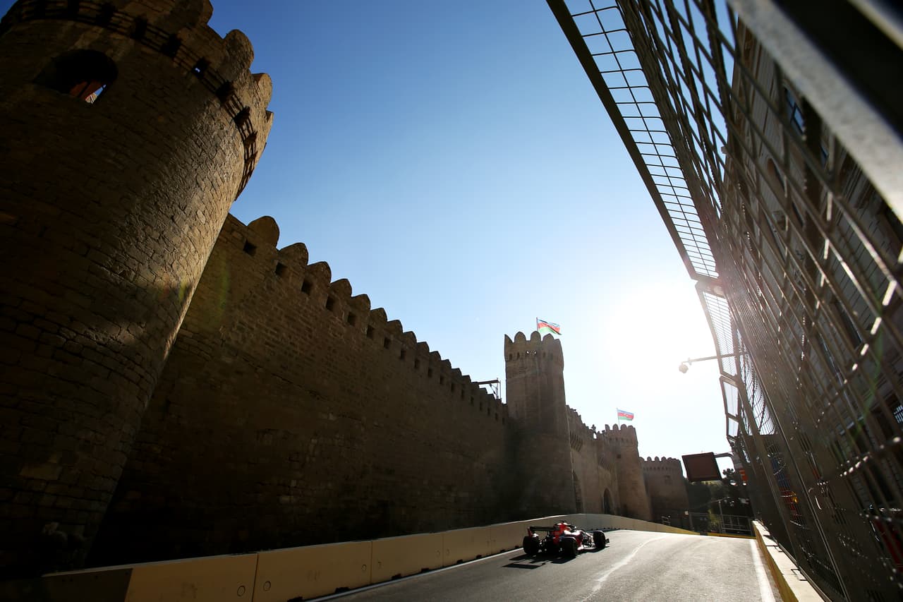 Charles Leclerc logró los mejores tiempos en las dos primeras sesiones libres en Azerbaiyán y en amboas estuvo seguido por su compañero de Ferrari Sebastian Vettel. Sergio 'Checo' Pérez no pasó del puesto 13 y la jornada contó con un incidente a 12 minutos de haber comenzado por una alcantarilla floja.