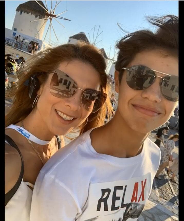 "Mi niño: tierno, protector, creativo, sensible, travieso, divertido, talentoso, bromista y muchas cosas más. Te amo hijo. Felices 16 mi 'Tavito'", escribió la cantante. 
<br>