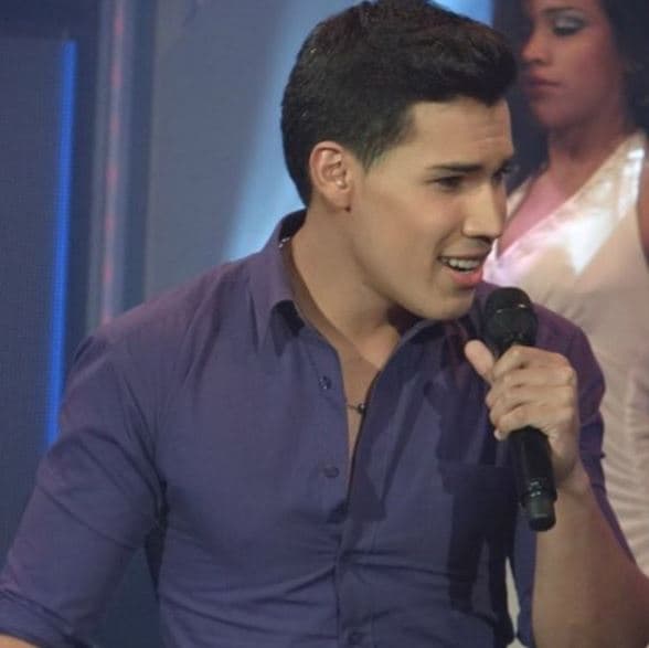 A los 14 años hizo su primera canción.