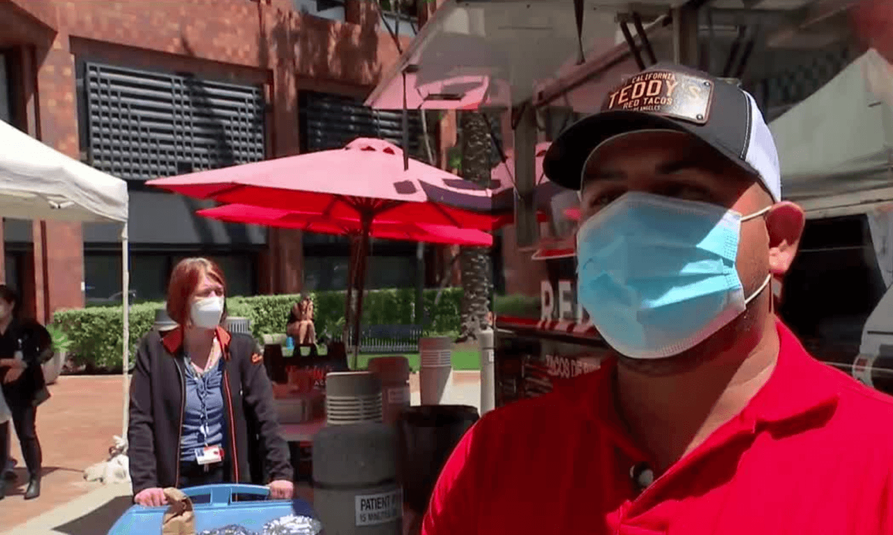 Tacos gratis para todos: así agradece este cocinero hispano al personal de un hospital en California