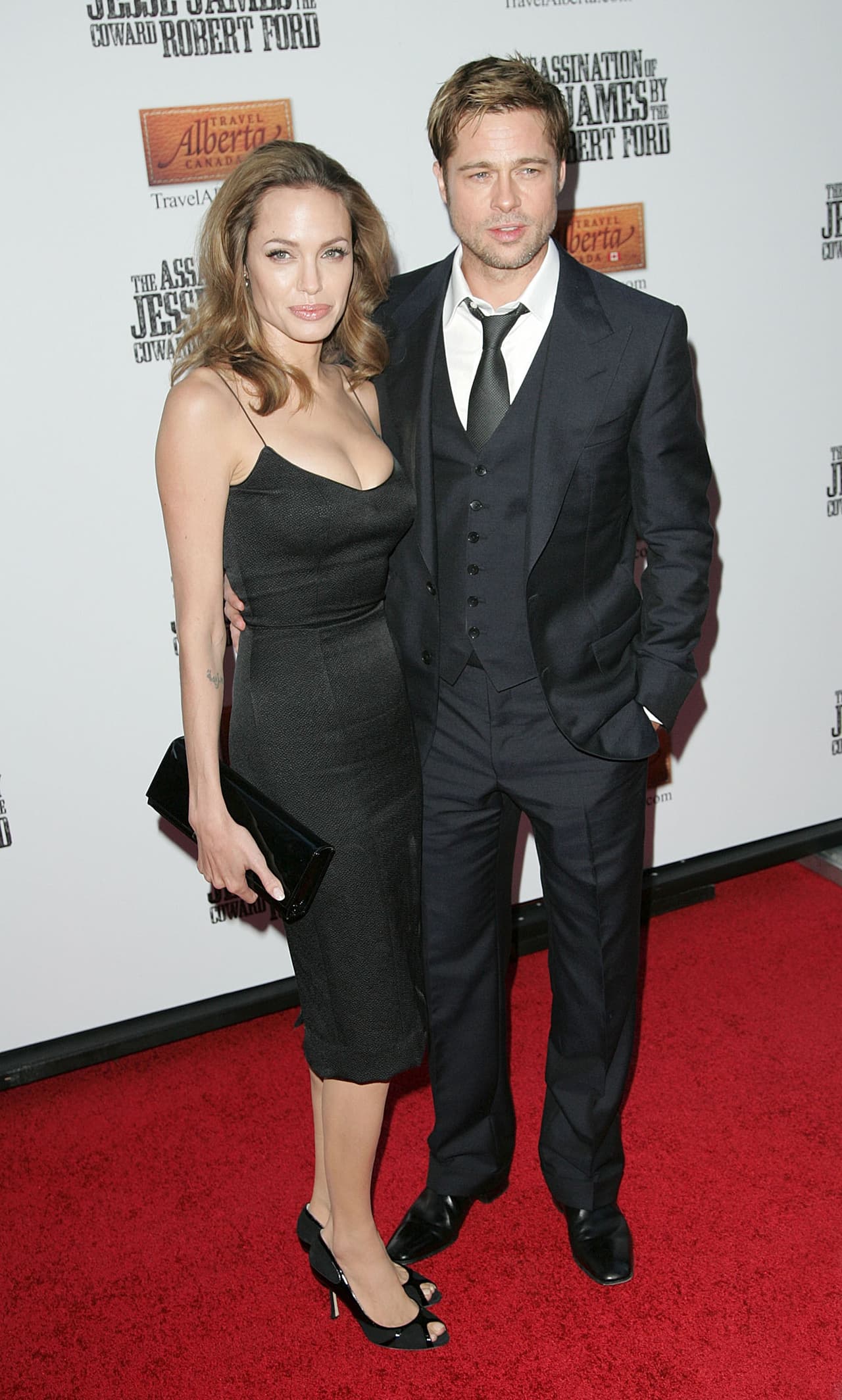 Agregó que el adolescente "no usa el apellido Pitt en documentos que no son legales; en su lugar usa Jolie". Según este informante, el hijo de Angelina Jolie quiere cambiar legalmente su apellido y solo usar el de ella, algo que la estrella de Hollywood no apoya.