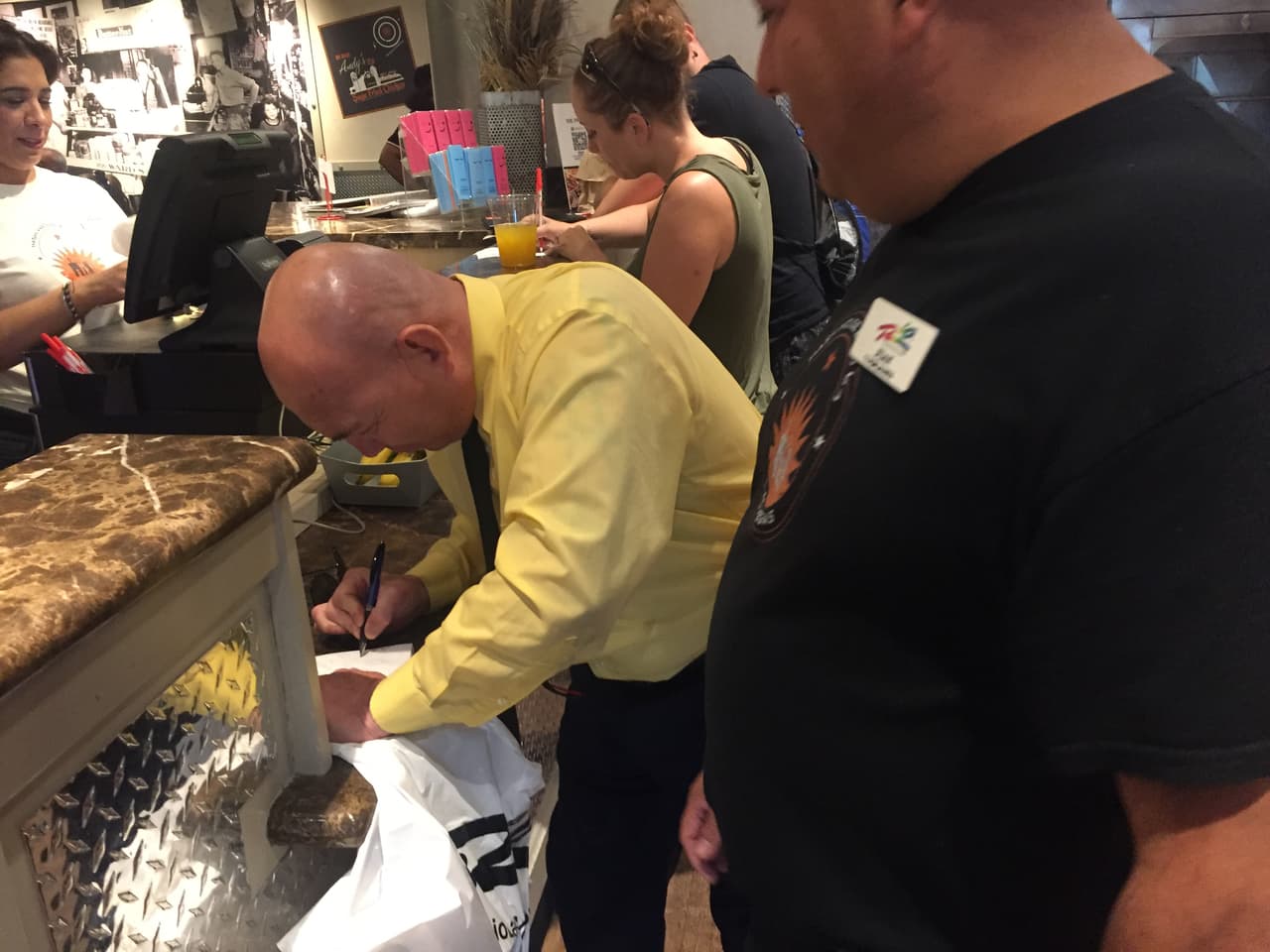 Páez llegó a una tienda de donas en 
<b><a href="https://www.univision.com/temas/las-vegas">Las Vegas</a></b> desde donde hace unos meses predica como testigo de Jehová.
<br>