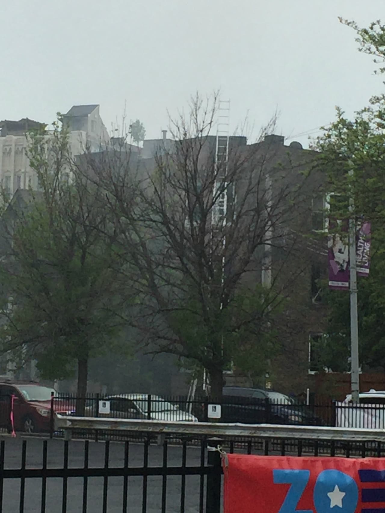 El edificio en el que comenzó el incendio quedó completamente destruido.