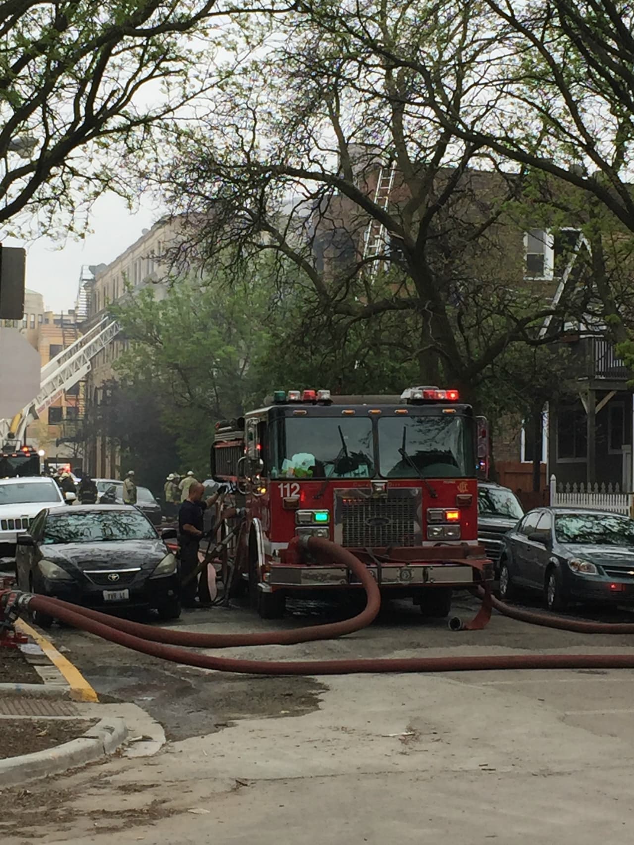 La Cruz Roja está ayudando a las personas que quedaron desplazadas. Las autoridades siguen investigando las causas del incendio.