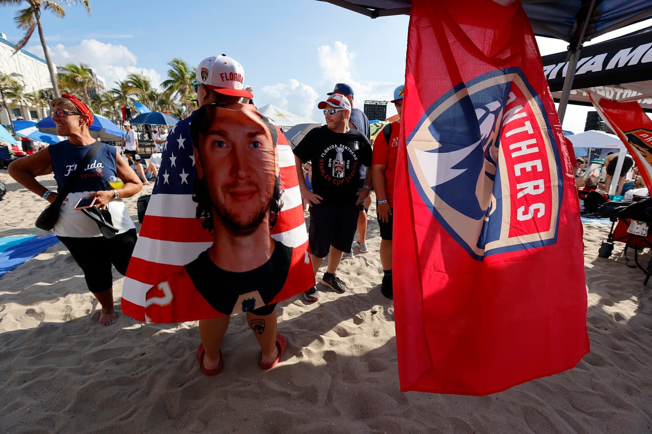 El entrenador de los Panthers, Paul Maurice, se dirigio al público mientras lucía una camiseta con la imagen de sus dos gatos, Penny y Poppy. 
<br>
<br>“Todos ustedes aman a los hombres que me apoyan... Espero que estos hombres sean un regalo para ustedes”.