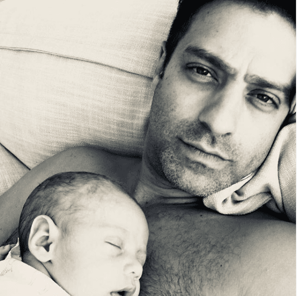 "Yo estaba esperando un bebé para los primeros días de diciembre, pero pues me sorprendió con que nació hoy", escribió el famoso en aquella ocasión.