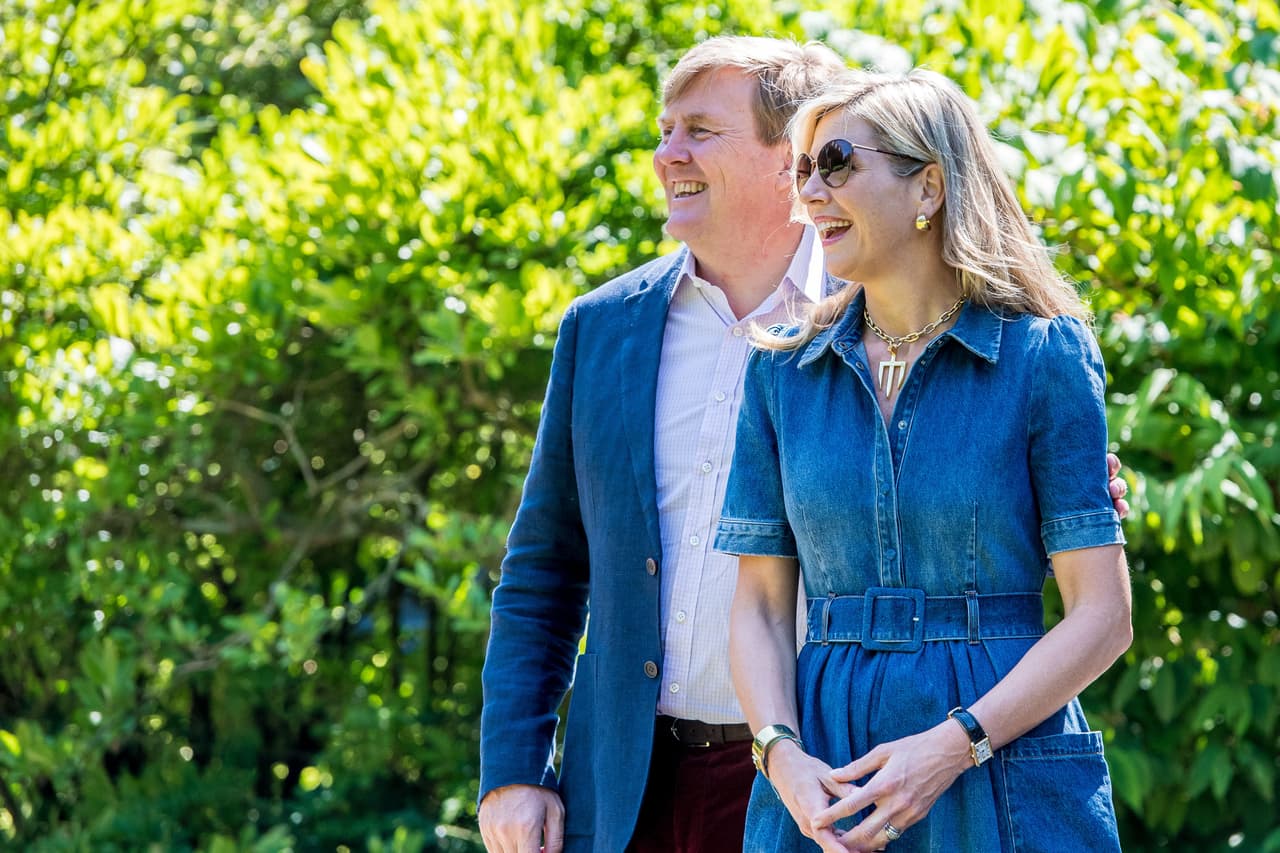 Esto ha funcionado magníficamente para los reyes, ya que no tienen a los paparazzi, que suelen perseguir a otras familias reales como la inglesa, la monegasca o la española, y de este modo, pueden llevar una vida relativamente más tranquila.