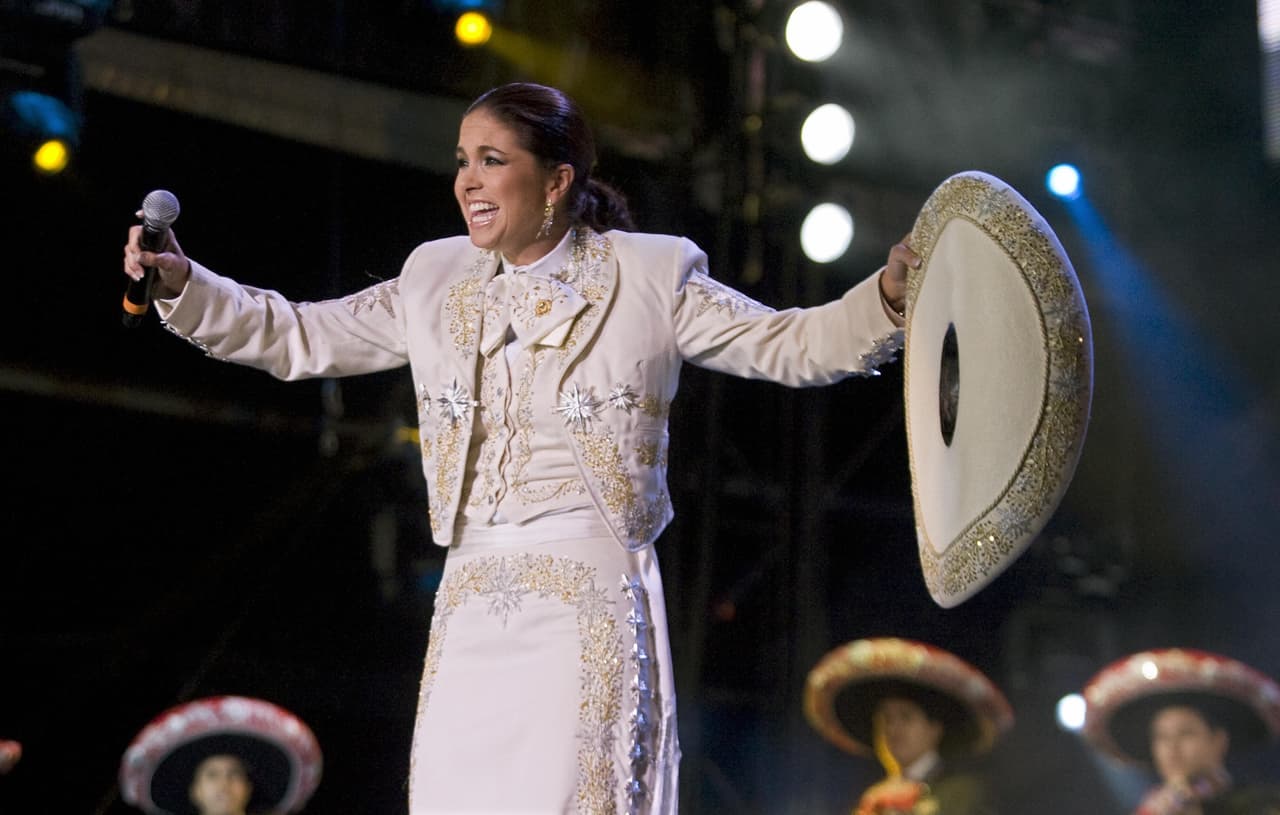 La bella vestimenta de charro hace brillar aún más a Lucero arriba del escenario.