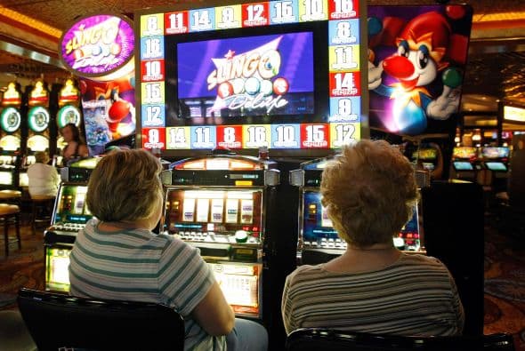 La industria de los casinos aportó aproximadamente $125,700 millones a la economía de Estados Unidos en 2010, equivalente al 1% del Producto Interno Bruto del país y 820 mil empleos, de acuerdo con un informe difundido por la Asociación Estadounidense de Juegos de Azar (AGA por sus siglas en inglés).