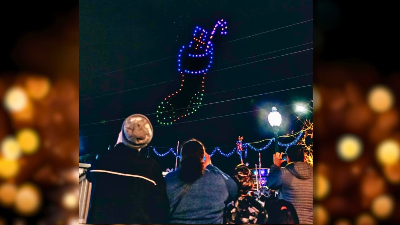 <h3 class="cms-H3-H3">Lo que necesitas saber sobre Merry & Bright Drone Show en Grapevine </h3>
<br>¡
<b>400 drones</b> iluminados llenarán el cielo con magia navideña! ✨ 
<br>El show tiene 
<b>una duración de 10 minutos </b>⏳ ¡no te lo pierdas! 🙌
