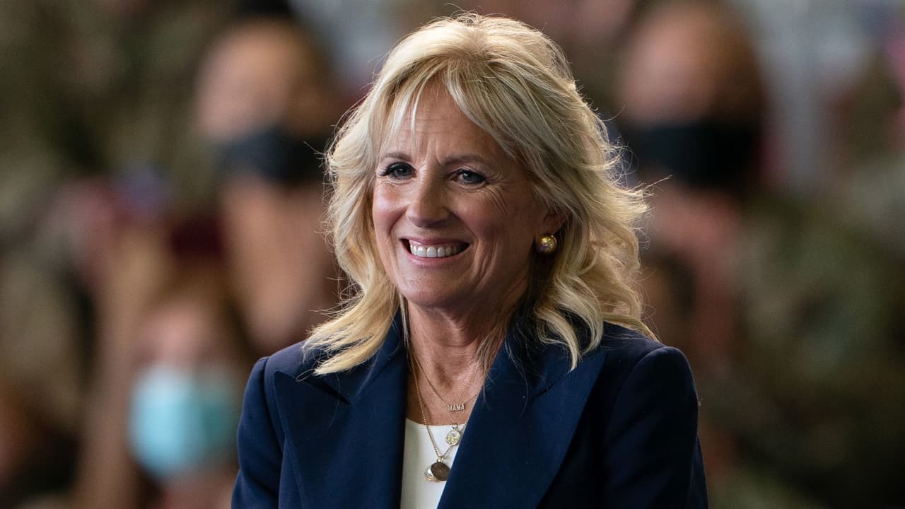 Jill Biden regresa a los salones de clases para reanudar enseñanza presencial en una universidad de Virginia