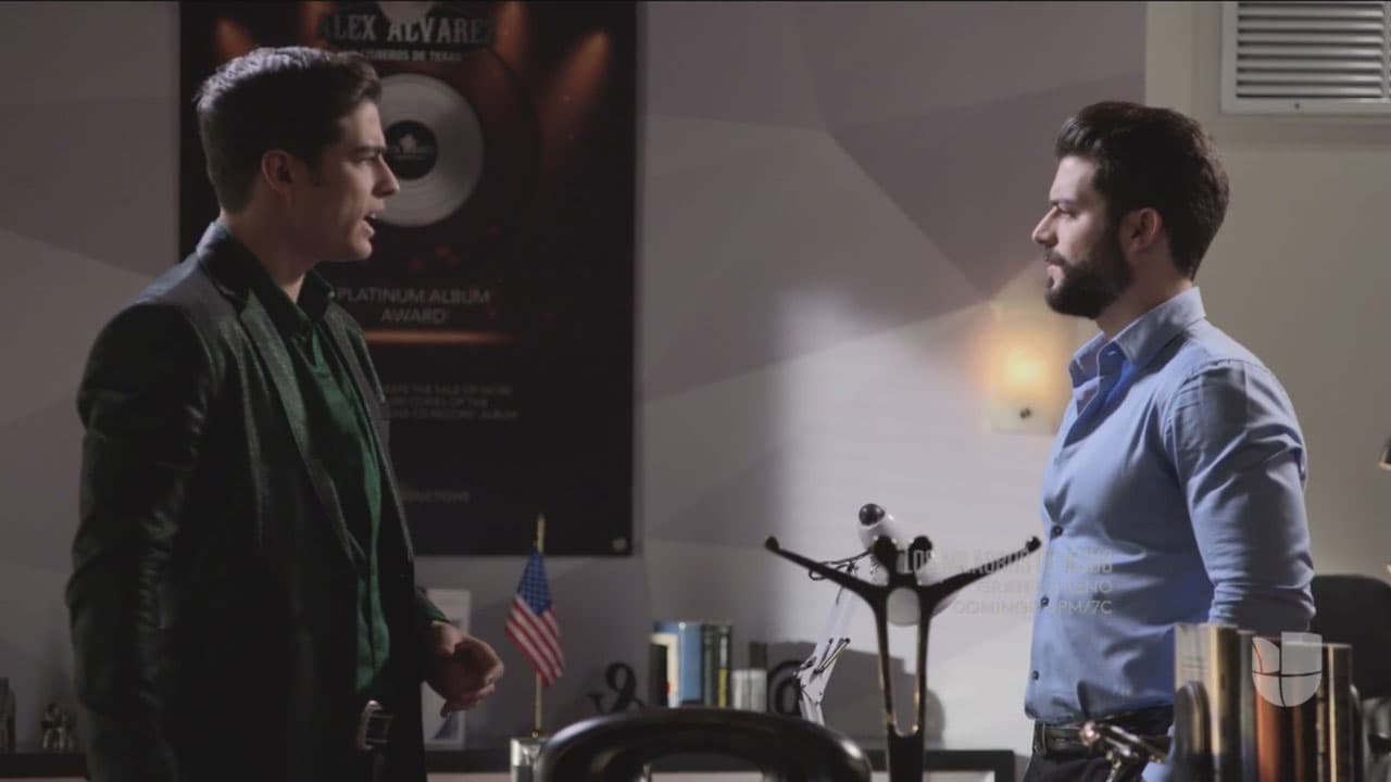 <b><a href="http://www.univision.com/novelas/la-doble-vida-de-estela-carrillo/danilo-carrera-es-danilo-cabrera-en-la-doble-vida-de-estela-carrillo">Danilo</a></b> y Joe estaban en la oficina hablando de negocios cuando escucharon el escándalo.