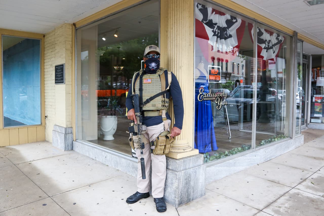 <b>Puesto 17. Pennsylvania</b>
<br>
<ul>
 <li>Tasa de verificación de antecedentes de armas de fuego de enero a junio de 2021: 75.1 por cada 1,000 personas</li>
 <li>Verificaciones de antecedentes de armas de fuego hasta junio de 2021: 764,200. </li>
 <li>Total de verificaciones de antecedentes de armas de fuego en 2020: 1.5 millones.</li>
 <li>Total de verificaciones de antecedentes de armas de fuego en 2019: 987,900.</li>
 <li>Cambio de 2019 a 2020: +47.1%. </li>
 <li>Muertes por arma de fuego en 2019: 11.9 por cada 100.000 habitantes.</li>
</ul>
<br>De los más de 340 millones de verificaciones que se han realizado desde 1998, solo se han rechazado dos millones.