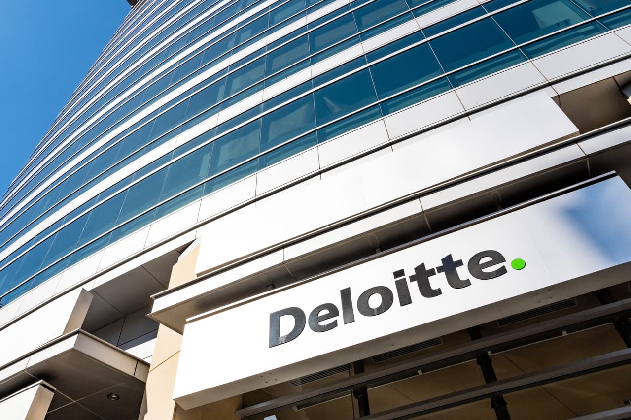 <b>Puesto 8. Deloitte</b>
<br>
<br>Ofertas de empleo publicadas en Ziprecruiter a finales de junio de 2021: 23,083.
<br>
<br>Tipos de empleo ofrecidos por esta compañía: consultor, ingeniero y desarrollador de sistemas en la nube. 
<br>