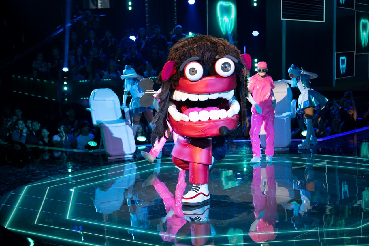 Tocó el turno de Dientes, quien llegó con un nuevo look y cantó ‘PRC’.