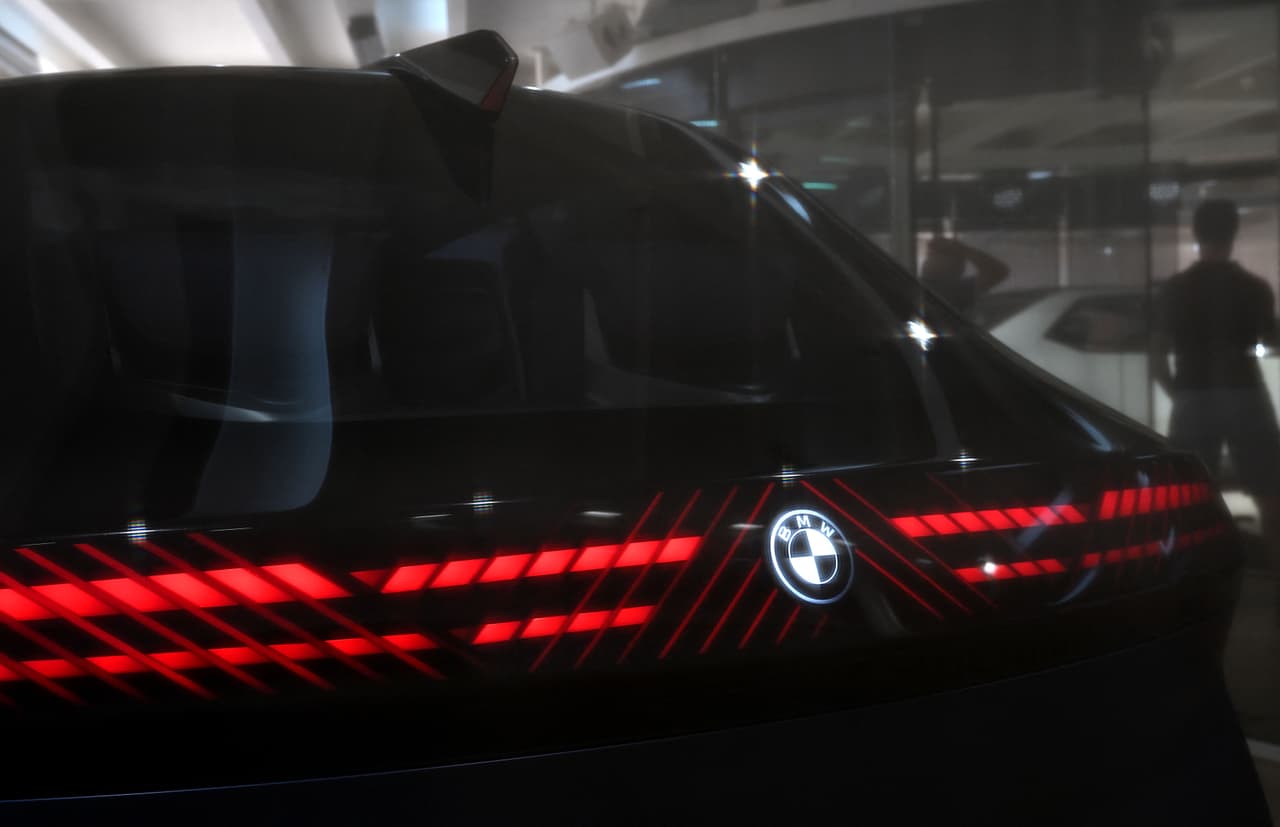 Acusan a jóvenes de robar violentamente autos de lujo para revenderlos en redes sociales