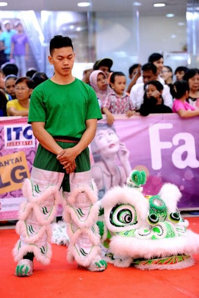 El interés en la danza del león chino fue revivido en Indonesia tras el colapso del régimen de Suharto en 1998.