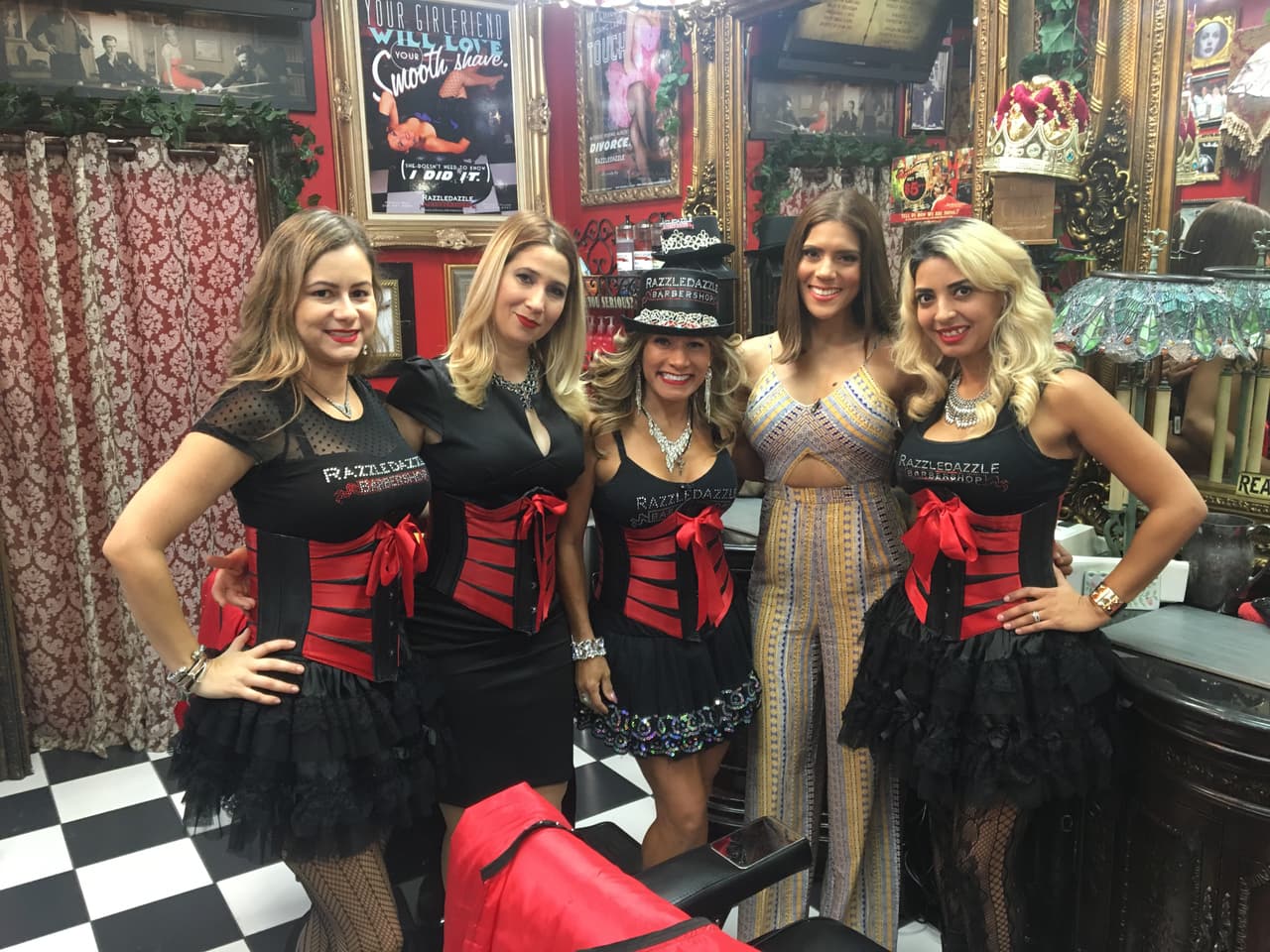 La foto del recuerdocon las chicas de RazzleDazzle Barbershop.