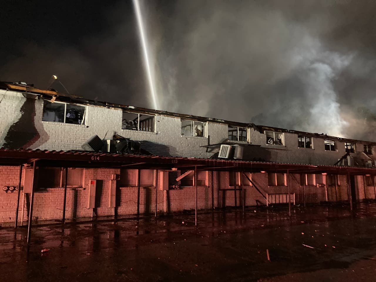 Hasta el momento,
<b>el incendio ha afectado a 100 unidades habitacionales, dejando a cientos de personas desplazadas de sus hogares</b>.
<br>