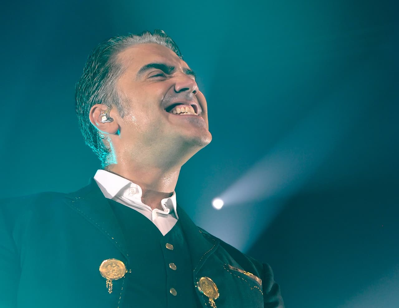 Sin embargo, la polémica alrededor del cantante había surgido meses antes. En agosto de 2018 protagonizó un escándalo en un vuelo comercial de Aeroméxico.
<br>