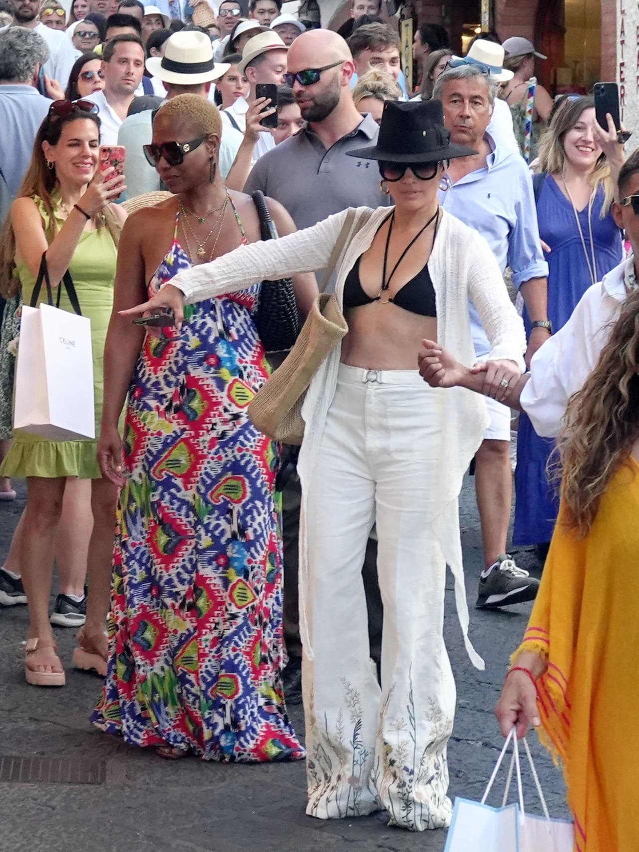 En compañía de su mánager, Benny Medina, y su amiga fotógrafa, Ana Carballosa, López recorrió la isla acaparando las miradas de todos a su paso. 
<br>