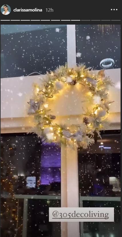 Completó la decoración con una corona navideña y luces que adornaron el pasamanos de su escalera.
