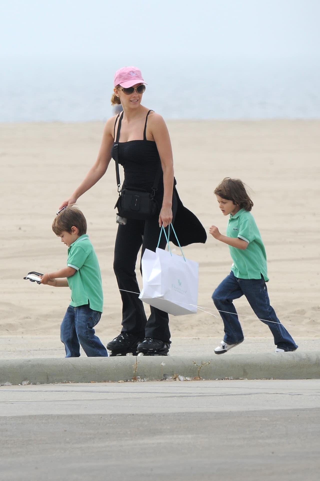 Arámbula alega que el intérprete de
<b><a href="https://www.youtube.com/watch?v=gTkJ-nP6pXY" target="_blank"> 'Cuando calienta el sol' </a></b>no los ve ni les da una pensión suficiente.
<br>