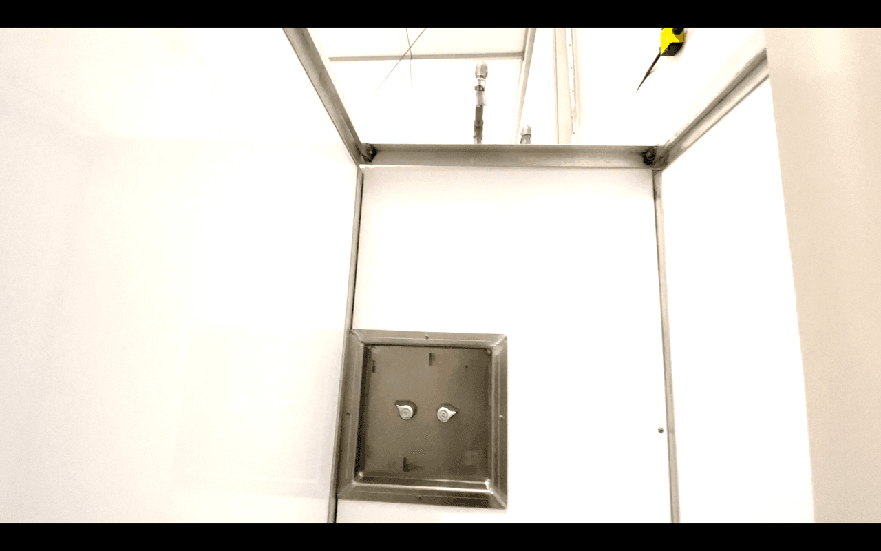 Hay espacios designados con regaderas para hombres y mujeres, y que de esta manera puedan asearse dentro de el centro.
<br>