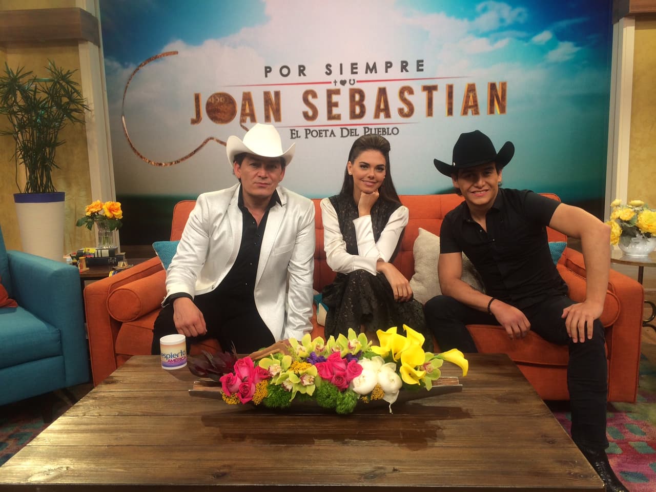 Muy contentos todos en nuestra casita con la visita de Livia Brito, José Manuel y Julián Figueroa a unas horas del estreno de 'Por Siempre Joan Sebastian, el poeta del pueblo'.
