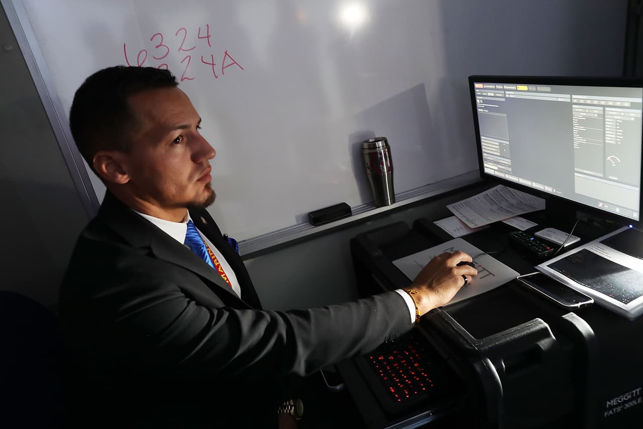 El sistema reproduce situaciones en escuelas, sitios de trabajo o las calles y “permite que hasta 5 oficiales a la misma vez pueden interactuar en un tiroteo”, dijo a Univision Noticias Johnathan Ayala, representante de la empresa Meggitt, durante la presentación del sistema a los medios locales.