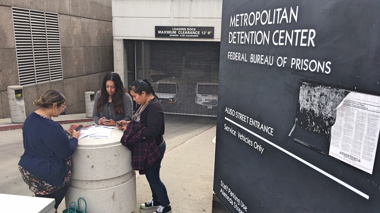 Abogada y familares afuera del centro de detención de ICE en Los Ángeles.
