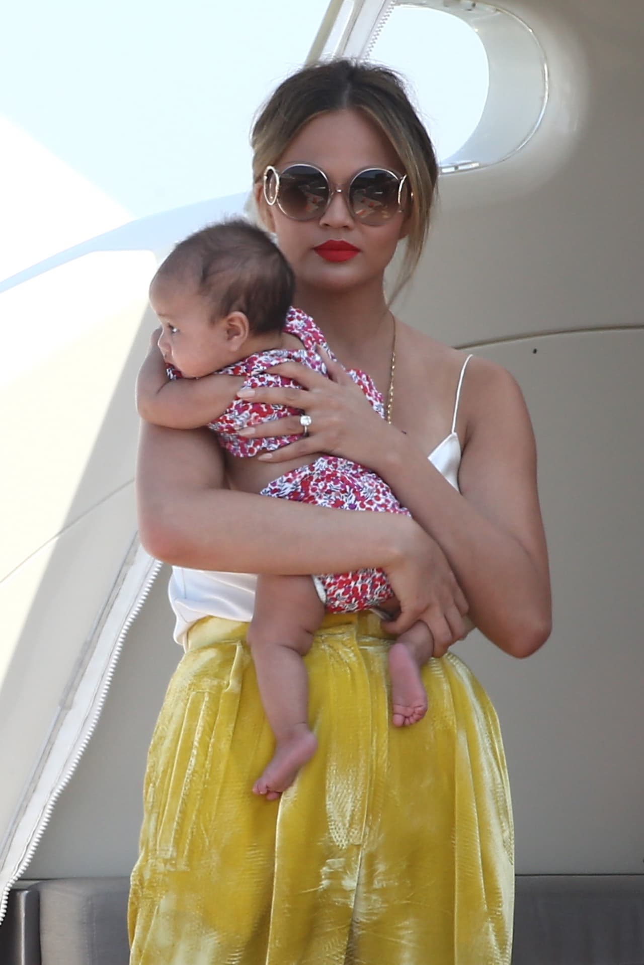 Chrissy Teigen y John Legend con su bebita Luna Simone.