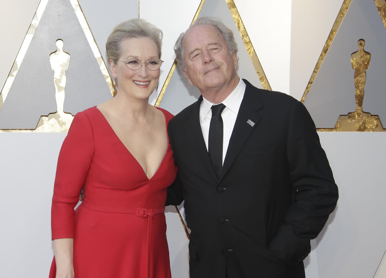 <b>Meryl Streep y Don Gummer</b>
<br>
<br>Han logrado mantener su matrimonio a flote durante más de 40 años. Streep conoció a Gummer tras la muerte del actor John Cazale, quien fuera su pareja y sufrió cáncer óseo en 1978. Se casaron al poco tiempo de conocerse. Son padres de Henry, Mamie, Grace y Louisa.