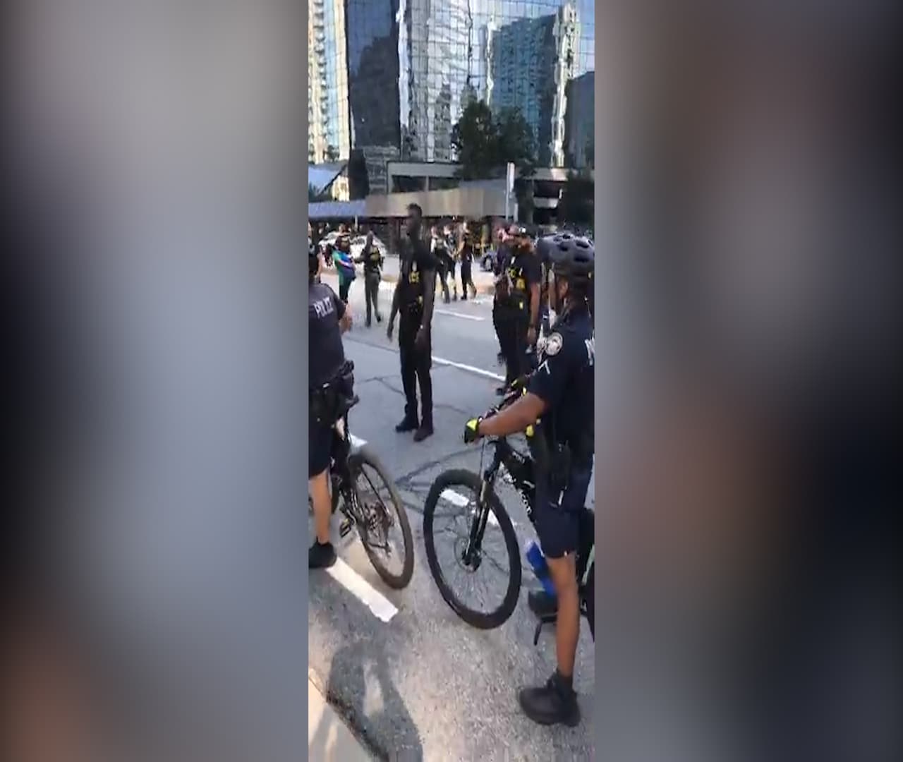 Los manifestantes regresaron a la estación de MARTA y decidieron viajar hacia Midtown, en el centro de la ciudad, para continuar con las protestas, donde más personas fueron arrestadas, dijeron las autoridades.