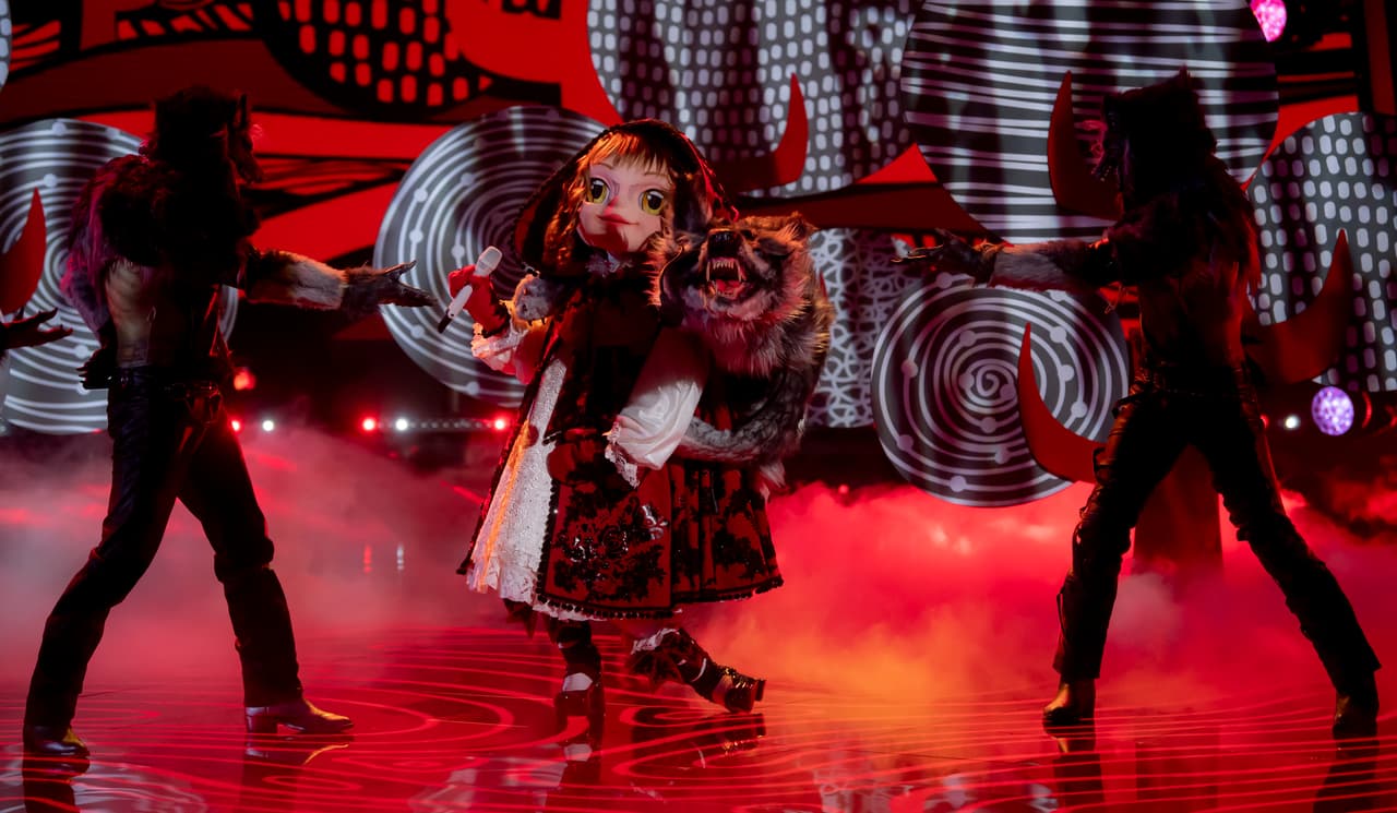 El segundo eliminado de esa noche fue Caperuza, quien intepretó el tema 'Amor a Segunda Vista' de Belinda y Los Ángeles Azules.