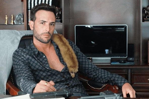 Lo apodan 'El Colombiano' y es un inmigrante divertido con un lado muy oscuro. Esta bestia simula la importación y exportación de ropa interior colombiana para disfrazar su verdadero negocio: la trata de blancas.