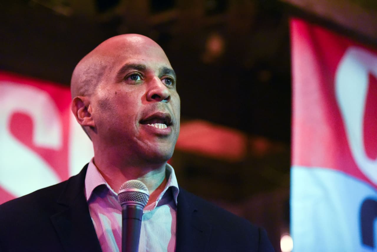 <b>COREY BOOKER, senador federal por Nueva Jersey</b>. Booker se presenta a sí mismo como el candidato de la esperanza y el optimismo, el que ayudará al país a sanar. El precandidato presidencial propone que todas las comunidades tengan acceso a aire y agua limpia, que se cree un impuesto a las ganancias de capital y dividendos y establecer un fondo fiduciario, financiado por el gobierno, para los niños estadounidenses. Booker apuesta por aumentar el salario a los maestros, mejorar la inversión en las escuelas en vecindarios pobres y, en inmigración, dice que desea finalizar la separación de familias, que está en contra de la construcción de un muro fronterizo y buscaría reorganizar a ICE.