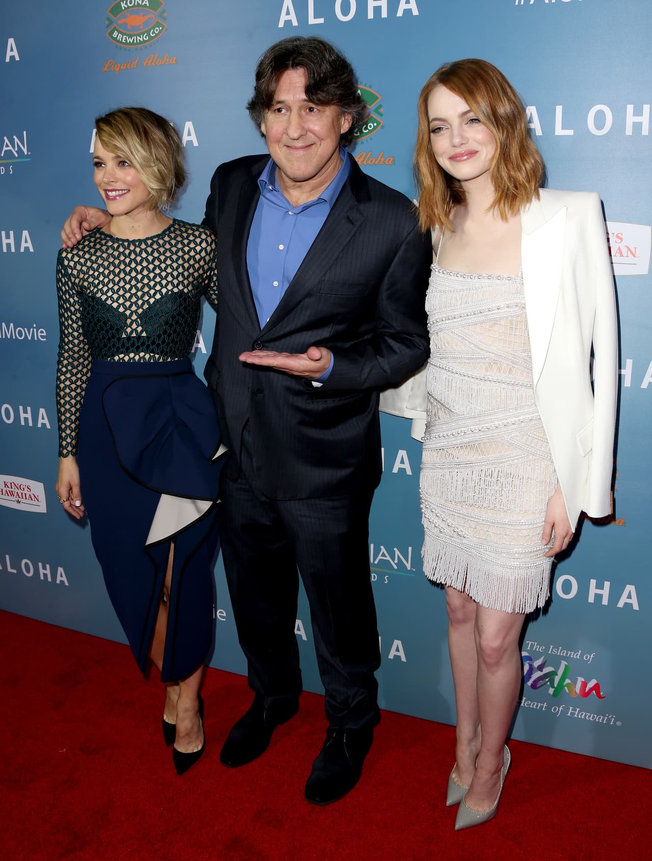 Emma y Rachel, coestrellas de 'Aloha', se vieron hermosas acompañando a su director, Cameron Crowe.