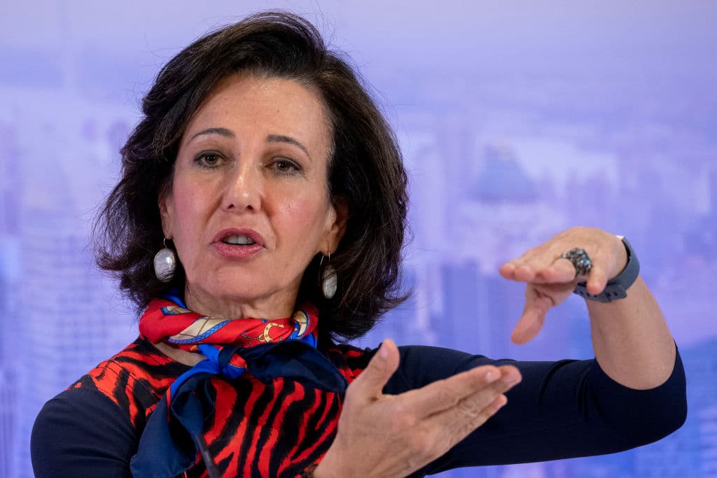 <b>ANA PATRICIA BOTÍN (8).</b> La presidenta del Banco Santander repite nuevamente entre los primeros puestos de la lista Forbes. Desde 2014, tras la muerte de su padre Emilio Botín, dirige el banco español, que en 2017 adquirió el fallido Banco Popular (BP) por 1 euro para convertirse en el mayor banco de España. La labor de Botín se ha centrado en los empresarios, apoyando a las pequeñas empresas y a las empresas propiedad de mujeres. Lanzó el Santander X para apoyar el emprendimiento universitario.