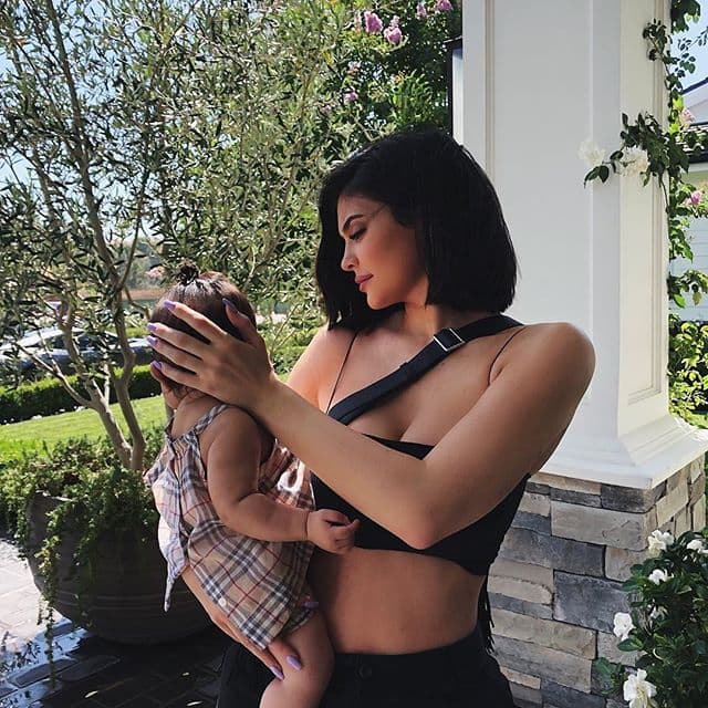 En esta otra también podemos verla con 
<a href="https://www.univision.com/entretenimiento/kylie-jenner-planifica-el-cumpleanos-de-stormi-con-siete-meses-de-anticipacion">Stormi</a>, con poco más de 9 millones de 'likes'.