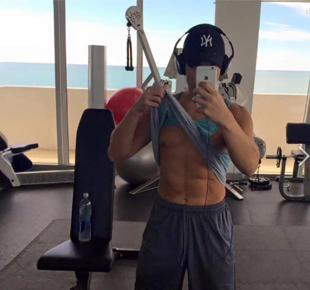 Aunque dice no ser amigo del gimnasio tiene unos abdominales de infarto y una excelente condición física.