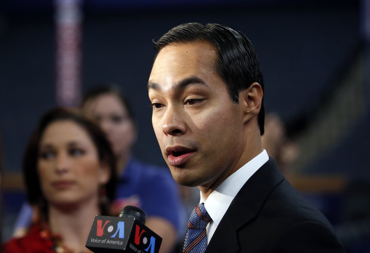 Julián Castro, exalcalde de San Antonio y ex secretario de Vivienda durante la administración Obama, es otro de los líderes demócratas de Texas de más alto perfil lo que lo convierte en un nombre que no puede quedarse fuera. Tras competir en las primarias de 2020, Castro (de raíces mexicanas) ha reflexionado sobre lo que pueden hacer los demócratas para mejorar su desempeño con el voto latino, donde consiguieron resultados por debajo de lo que esperaban. El hermano gemelo del congresista Joaquín Castro 
<a href="https://www.texastribune.org/2020/11/23/ted-cruz-greg-abbott-2024/" target="_blank">ha destacado que 2022 presentará un escenario distinto</a> al que enfrentó su partido en 2020, lo que abre mayores oportunidades.